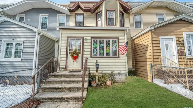 Agatha Lubas | Trusted Queens & Brooklyn NY Real Estate Agent 214 Queens, NY homebuyer moment — Homes by Agatha