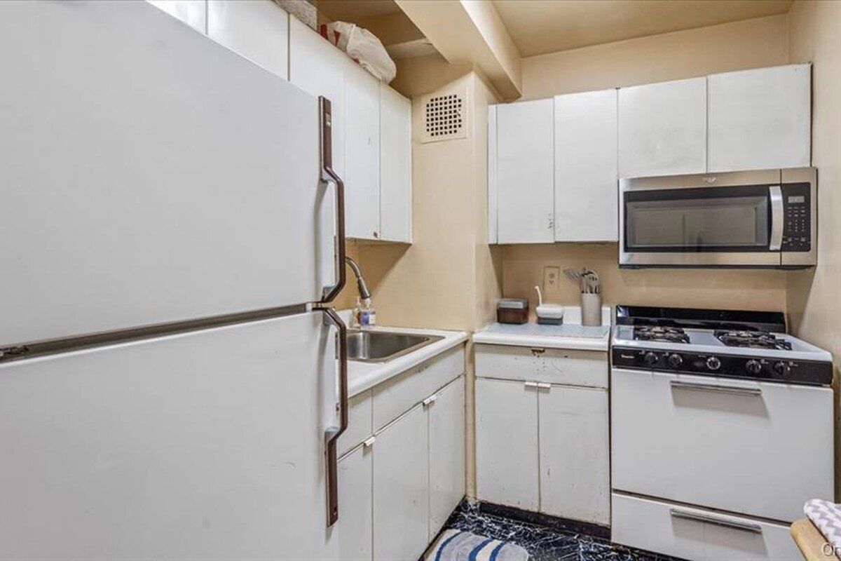Apartments for sale in Forest Hills, Queens NY — 107-40 Queens Boulevard #7G co-op | Forest Hills co-op | Agatha Lubas, Homes by Agatha realtor