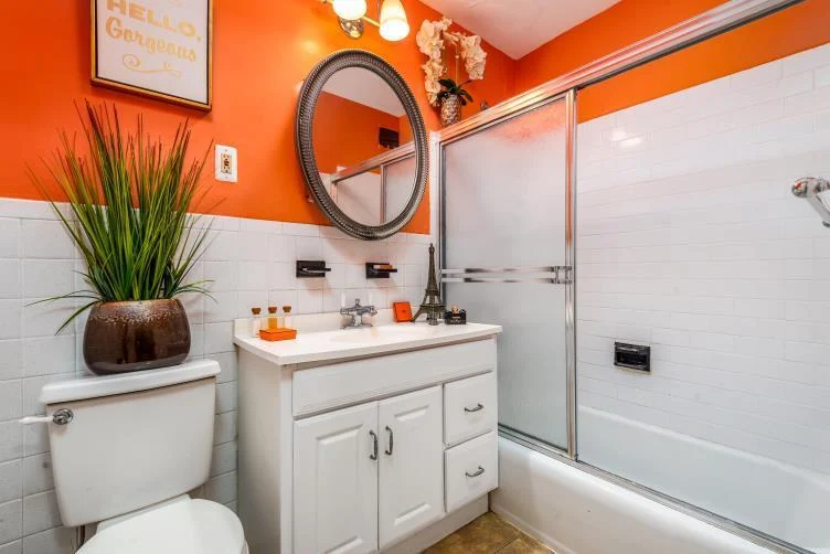 Co-op sold in Briarwood, Queens NY — 85-15 Main Street #2B bathroom