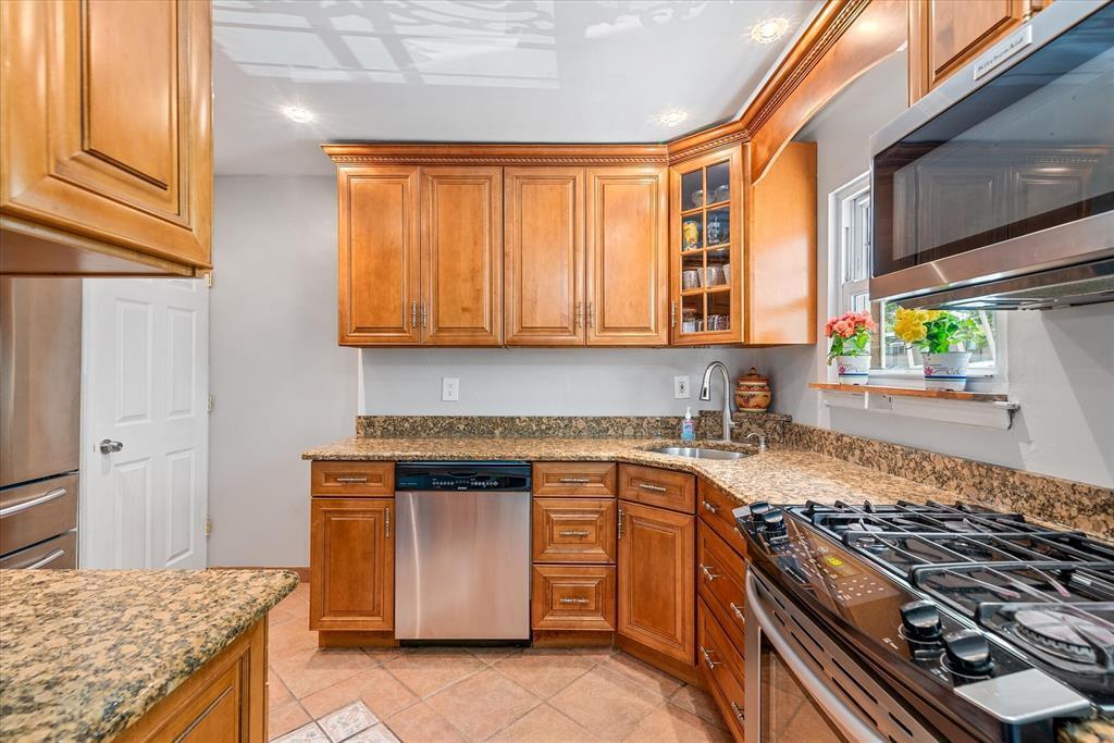 Homes sold in Brownsville, Brooklyn NY — 561 Powell Street kitchen | Brooklyn homes sold | Agatha Lubas, Homes by Agatha