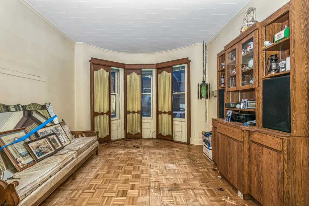 Homes sold in Woodhaven, Queens NY — 94-20 86th Road exterior