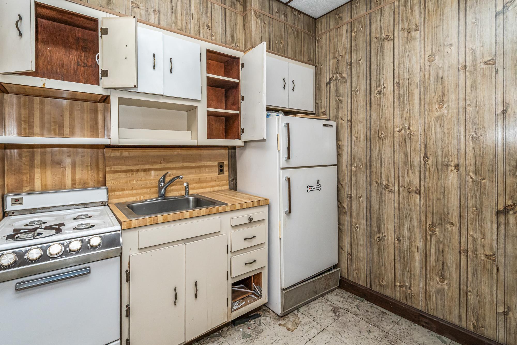 Woodhaven, Queens NY homes sold — 94-20 86th Road kitchen | Woodhaven real estate | Agatha Lubas, Homes by Agatha