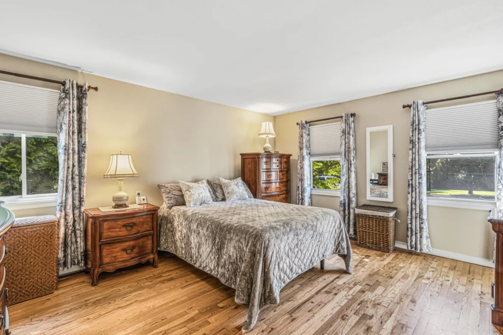 House for sale in Smithtown, New York — 31 Dehan Street primary bedroom