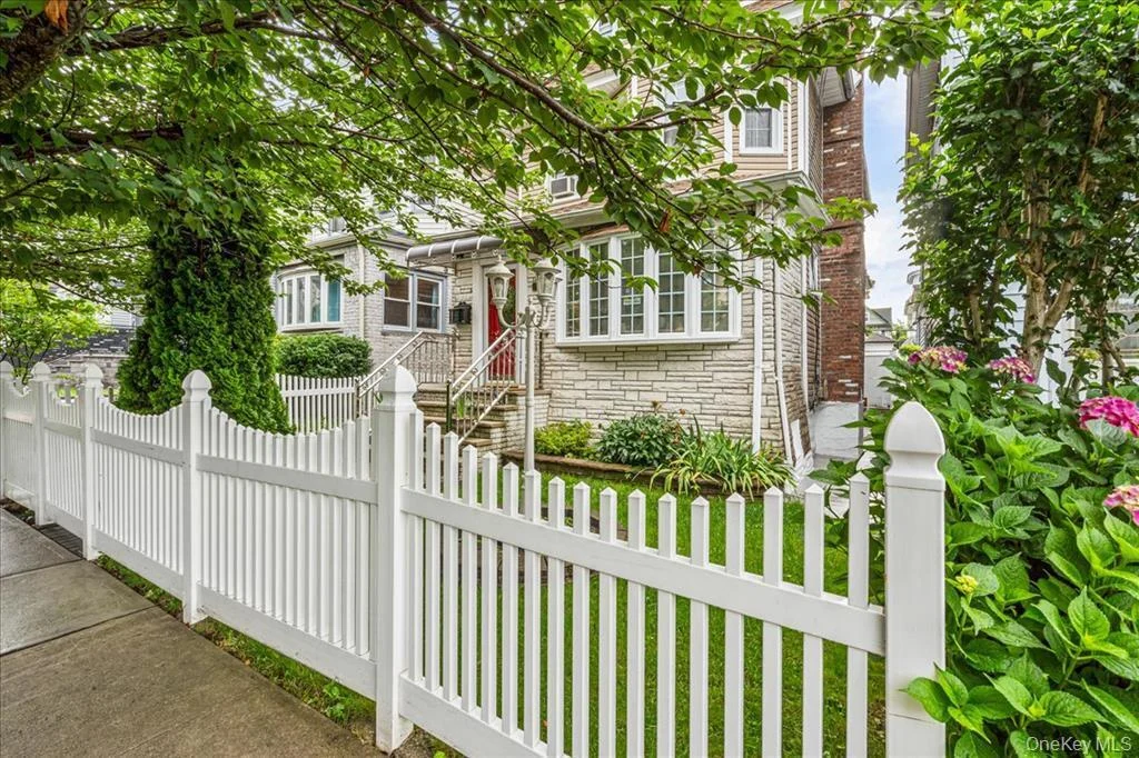 Sold houses in Richmond Hill, Queens — 84-31 107th Street bedroom